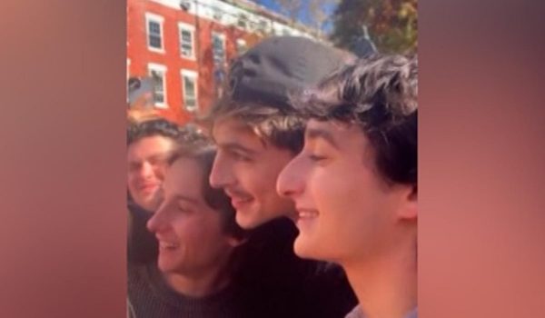 Cinegiornale.net timothee-chalamet-si-intrufola-in-un-concorso-di-sosia-e-conquista-la-folla-di-new-york-600x350 Timothée Chalamet si intrufola in un concorso di sosia e conquista la folla di New York News  