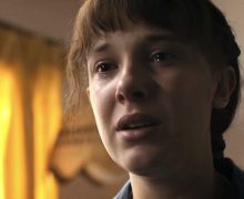 Cinegiornale.net millie-bobby-brown-lattrice-si-commuove-leggendo-una-lettera-per-la-fine-delle-riprese-di-stranger-things-220x180 Millie Bobby Brown: l’attrice si commuove leggendo una lettera per la fine delle riprese di Stranger Things News Serie-tv  