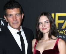 Cinegiornale.net la-figlia-di-antonio-banderas-si-sposa-ecco-come-ha-reagito-lattore-spagnolo-220x180 La figlia di Antonio Banderas si sposa, ecco come ha reagito l’attore spagnolo Gossip News  