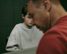 Cinegiornale.net adolescence-lo-sceneggiatore-nega-le-accuse-di-race-swap-nella-serie-netflix-220x180 Adolescence: lo sceneggiatore nega le accuse di race swap nella serie Netflix News  
