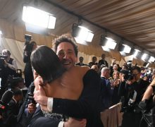 Cinegiornale.net halle-berry-ruba-un-bacio-ad-adrien-brody-sul-red-carpet-degli-oscar-2025-una-vendetta-che-sa-di-vittoria-220x180 Halle Berry ruba un bacio ad Adrien Brody sul red Carpet degli Oscar 2025, una vendetta che sa di vittoria News  