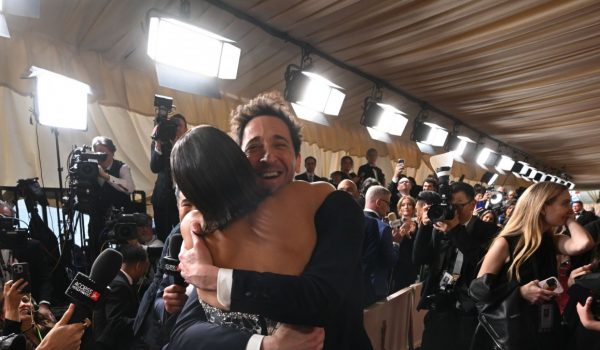 Cinegiornale.net halle-berry-ruba-un-bacio-ad-adrien-brody-sul-red-carpet-degli-oscar-2025-una-vendetta-che-sa-di-vittoria-600x350 Halle Berry ruba un bacio ad Adrien Brody sul red Carpet degli Oscar 2025, una vendetta che sa di vittoria News  