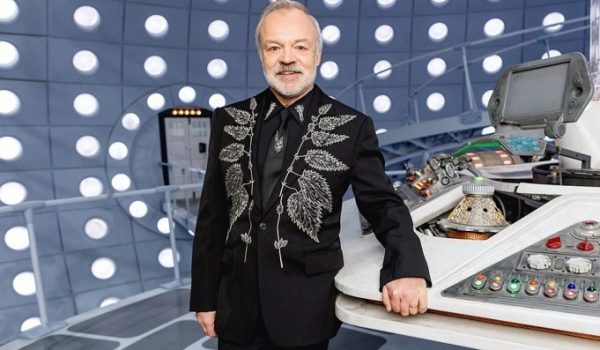 Cinegiornale.net doctor-who-graham-norton-guest-star-dellepisodio-su-un-eurovision-galattico-600x350 Doctor Who: Graham Norton guest star dell’episodio su un Eurovision galattico News  