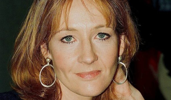 Cinegiornale.net j-k-rowling-lautrice-di-harry-potter-afferma-che-non-ha-ne-il-potere-ne-lintenzione-di-licenziare-i-nuovi-attori-della-serie-hbo-600x350 J.K.Rowling: l’autrice di Harry Potter afferma che non ha né il potere né l’intenzione di licenziare i nuovi attori della serie HBO News Serie-tv  