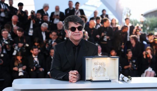 Cinegiornale.net jafar-panahi-e-la-sua-battaglia-contro-il-governo-iraniano-la-storia-che-ha-portato-alla-sua-scarcerazione-600x350 Jafar Panahi e la sua battaglia contro il governo iraniano: la storia che ha portato alla sua scarcerazione News  