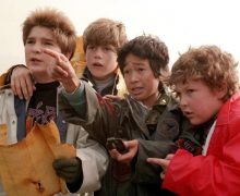 Cinegiornale.net i-goonies-in-una-parola-abbiamo-chiesto-ai-fan-cosa-rappresenta-per-loro-il-cult-anni-80-220x180 I Goonies in una parola: abbiamo chiesto ai fan cosa rappresenta per loro il cult anni ’80 Cinema News  