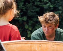 Cinegiornale.net tutto-in-unestate-recensione-del-film-francese-esordio-alla-regia-di-louise-courvoisier-220x180 Tutto in un’estate: recensione del film francese esordio alla regia di Louise Courvoisier News Recensioni  