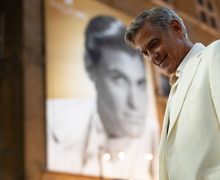 Cinegiornale.net venezia-82-tutti-parlano-di-jay-kelly-cosa-sappiamo-del-film-con-george-clooney-e-adam-sandler-220x180 Venezia 82, tutti parlano di Jay Kelly: cosa sappiamo del film  con George Clooney e Adam Sandler News  