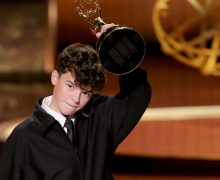 Cinegiornale.net chi-e-owen-cooper-il-piu-giovane-attore-a-vincere-un-emmy-2025-220x180 Chi è Owen Cooper, il più giovane attore a vincere un Emmy 2025 News Serie-tv  