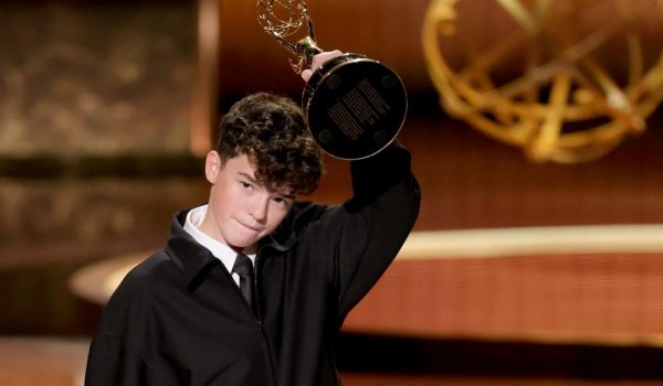 Cinegiornale.net chi-e-owen-cooper-il-piu-giovane-attore-a-vincere-un-emmy-2025-600x350 Chi è Owen Cooper, il più giovane attore a vincere un Emmy 2025 News Serie-tv  