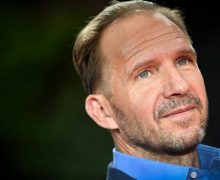 Cinegiornale.net hunger-games-lalba-della-mietitura-prima-foto-dal-set-che-mostra-ralph-fiennes-nei-panni-di-un-pacificatore-220x180 Hunger Games – L’alba della Mietitura: prima foto dal set che mostra Ralph Fiennes nei panni di un Pacificatore News  
