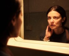 Cinegiornale.net venezia-82-elisa-la-recensione-del-film-importante-e-doloroso-con-barbara-ronchi-220x180 Venezia 82: Elisa, la recensione del film importante e doloroso con Barbara Ronchi Cinema News Recensioni  