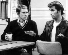 Cinegiornale.net henry-winkler-compie-80-anni-dalla-leggenda-di-happy-days-alla-lotta-con-la-dislessia-220x180 Henry Winkler compie 80 anni: dalla leggenda di Happy Days alla lotta con la dislessia News  