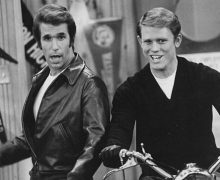 Cinegiornale.net happy-days-il-cast-svela-nuovi-indizi-su-un-possibile-ritorno-nel-2026-cosa-bolle-in-pentola-220x180 Happy Days, il cast svela nuovi indizi su un possibile ritorno nel 2026: cosa bolle in pentola News Serie-tv  